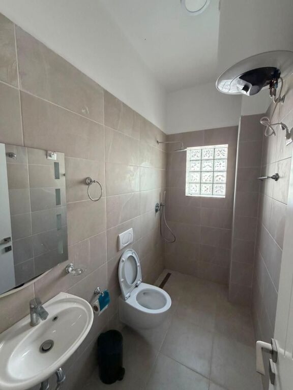 Jepet 1+1Vile 4Kateshe ne Shkoze (parkim ne cmim) ,35.000Leke