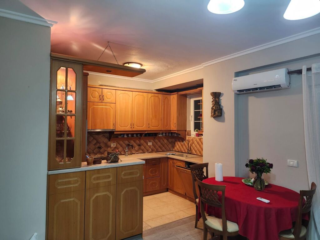 Jepet me qira apartament 2+1 – pranë Shkollës “Sami Frashëri”