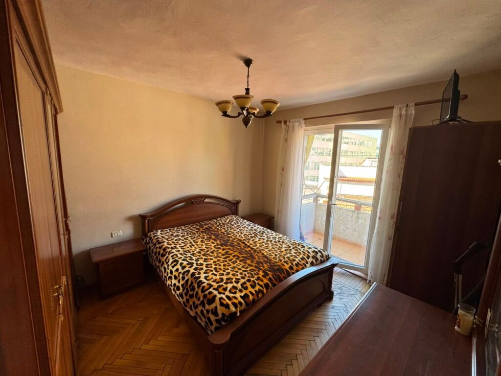 🏡 Appartamento 2+1 in vendita  📍 Via Muhamet Gjollesha (vicino al Ponte Vasil Shanto)  📐 65 m² lordo / 56 m² netto 🏢 4° piano, edificio esistente (su strada principale) 🌇 2 balconi  💶 Prezzo: 158.000 €