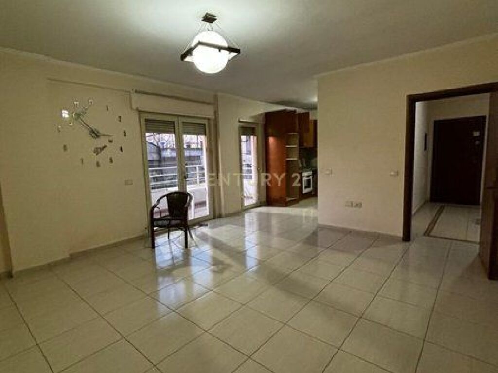 Shitet apartament 2+1+2 në Misto Mame