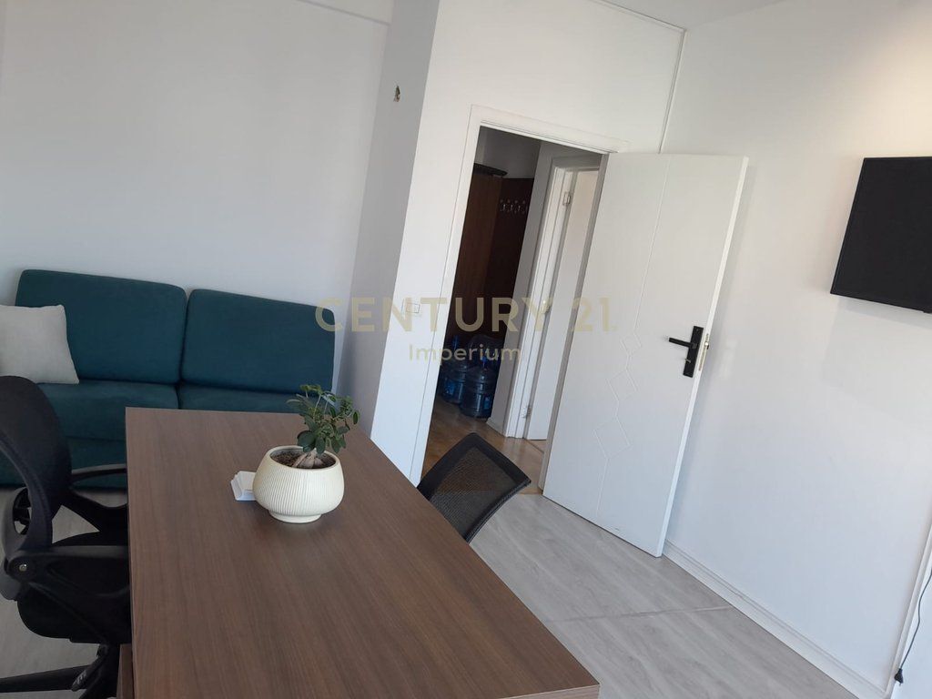 Apartment for Office Rent in the Municipality of Paris – 4 Work Environments!
