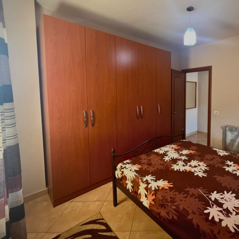 Apartament 1+1 + ballkon, me Qira, Prane Pazarit te Ri, Rr. Tefta Tashko Koco, prane Poliklinikes