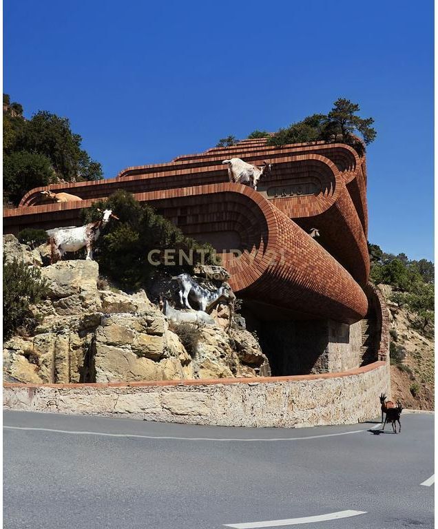 The apartment is located in L1 and has a total area of 168.1 m2 and a terrace of 112.8 m2. It consists of two bedrooms, two bathrooms, a living room with kitchen, balcony and terrace. 1,200,000 €