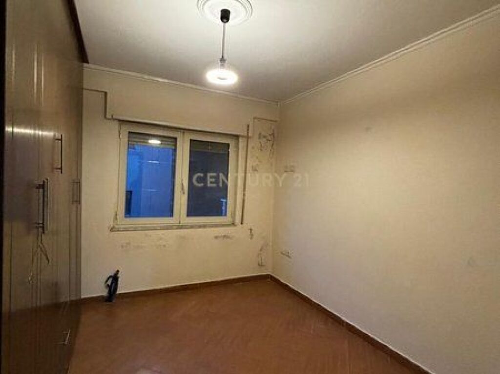 Shitet apartament 2+1+2 në Misto Mame