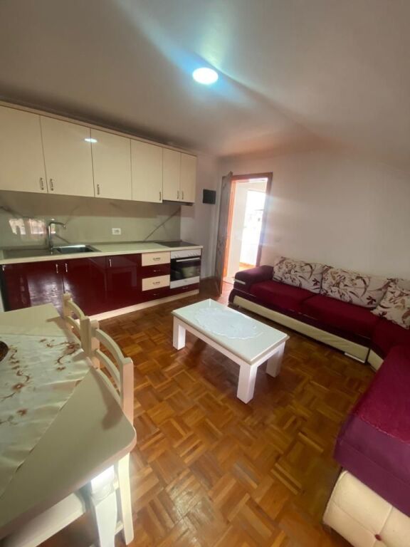 Qera | Shtëpi private 1 + 1 | Rruga Selaudin Zorba | 400 €/muaj