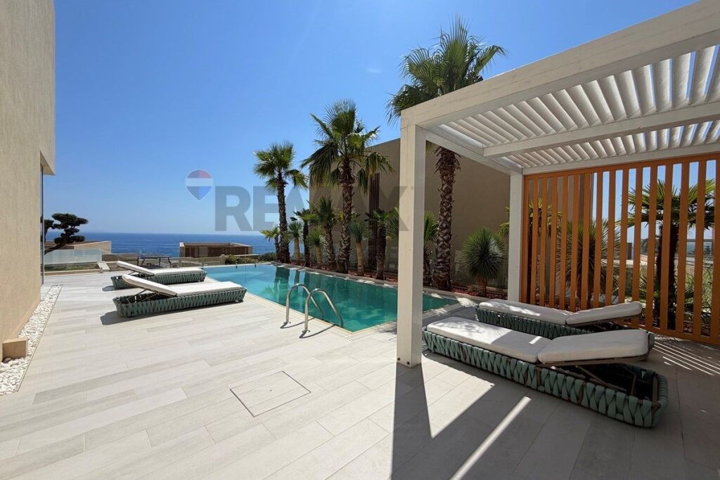 VILLA WITH POOL FOR SALE IN GREEN COAST 1!