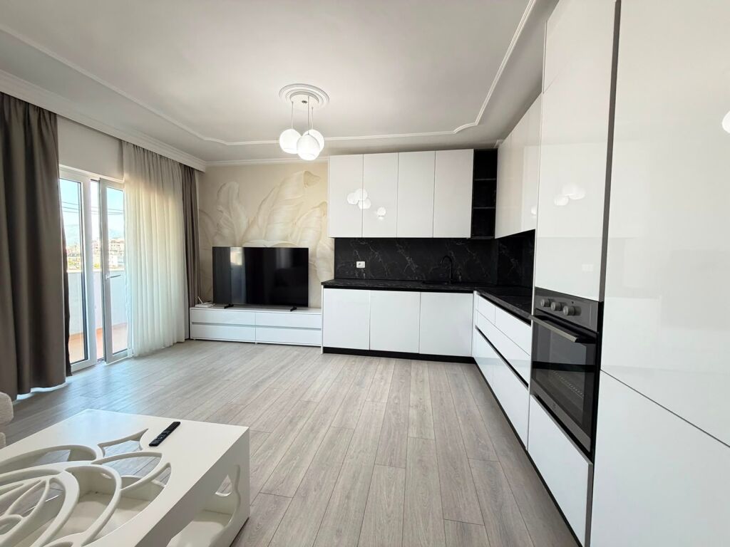2+1 apartment for sale near 21 Dhjetori!