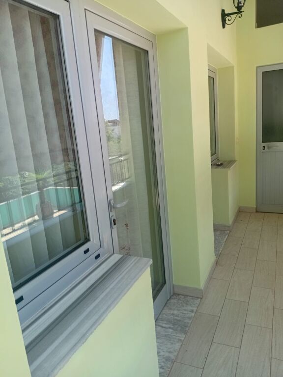 Jepet me Qera hyrje 1+1 te Kafja e Rremës