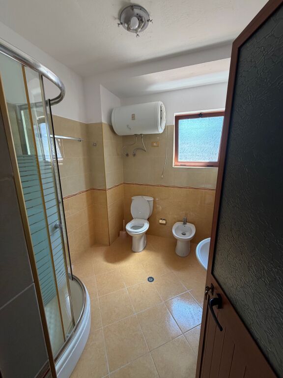 🏡 Jepet me Qera Apartament 2+1  📍 Adresa: Mbrapa Spitalit Ushtarak, Rruga Ramadan Cejku