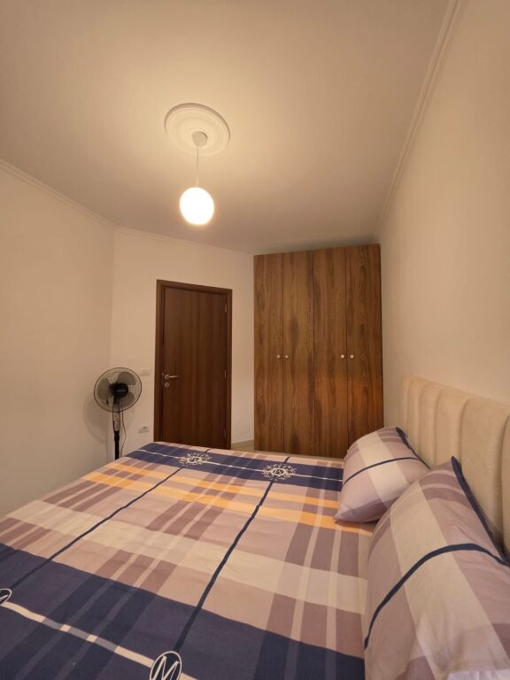 🏡 Jepet me qera apartament 1+1  📍 Pranë Liqenit Artificial, ngjitur me kopshtin Zoologjik