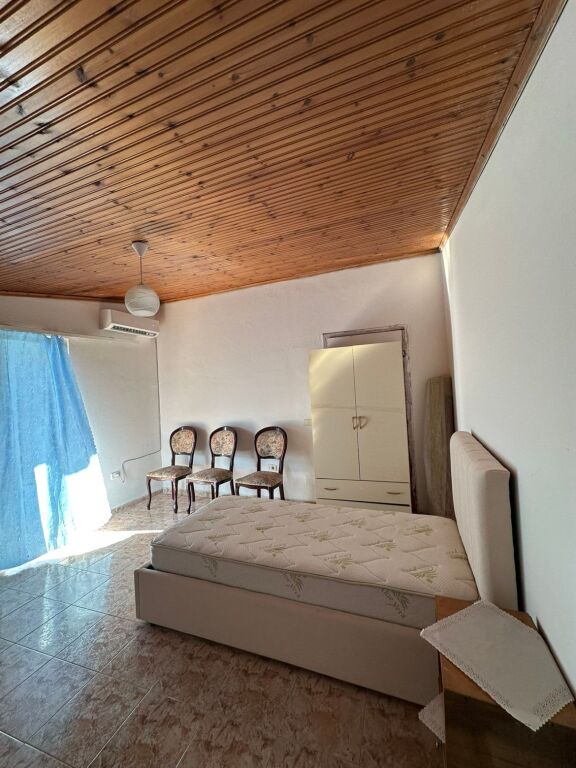 Apartament 1+1 me qira – Komuna e Parisit - Qiraja: 48.000 leke / muaj !
