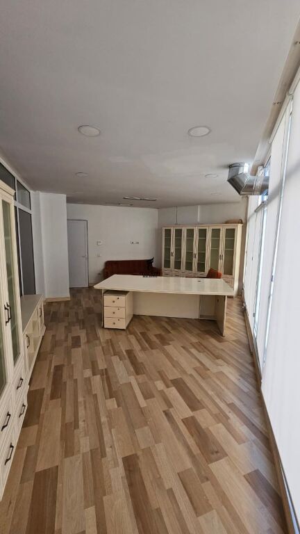 UFFICIO IN AFFITTO 260 M2 LAGO ARTIFICIALE 300.000 LEKE FH-86848