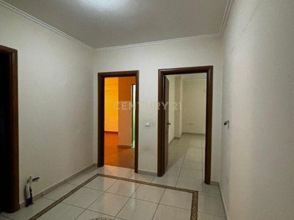 Shitet apartament 2+1+2 në Misto Mame