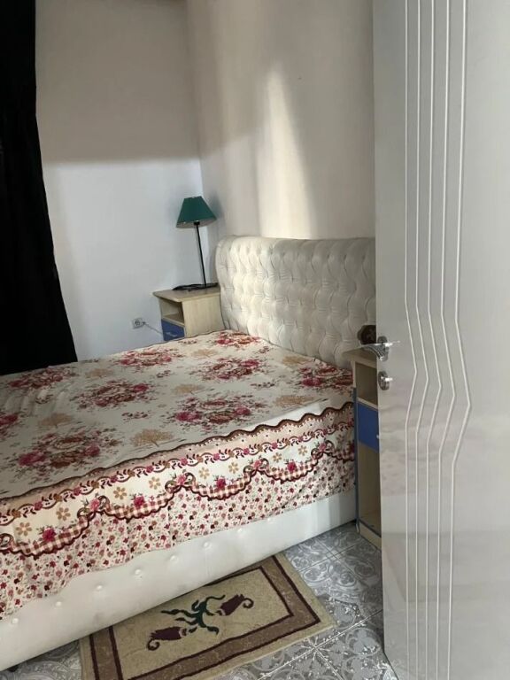 Jepet apartament 1+1 me qira tek Rruga 5 Maji , prane Rrethrrotullimit , ne fund fare .
