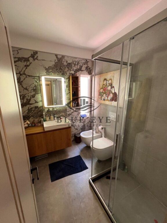 Ofrohet për Shitje Apartament 2+1+2 në Vilën e Zogut!