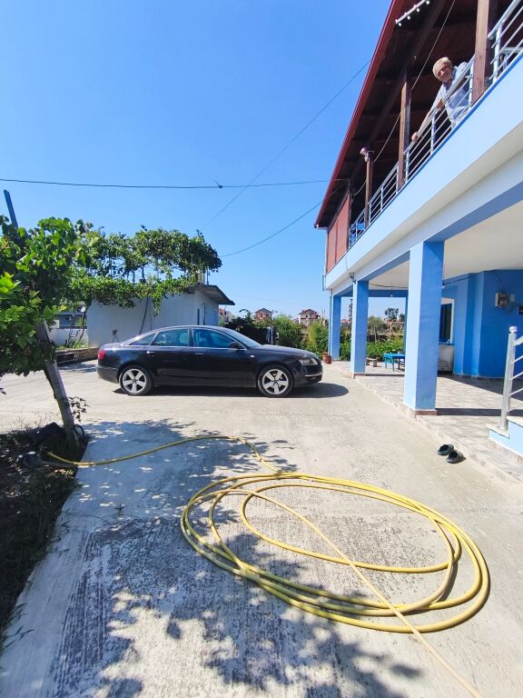 Casa Familiare con Due Piani e Terreno di 800 m² – Ottimo Potenziale di Investimento