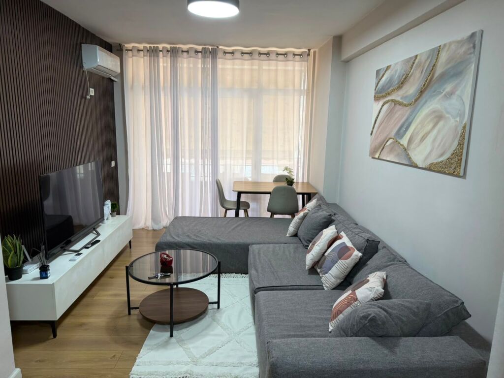 Apartament me qira 2+1, Astir