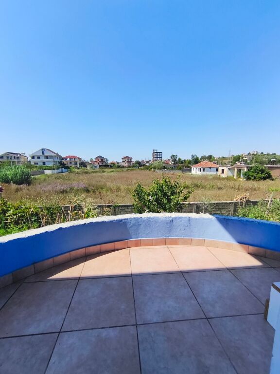 Casa Familiare con Due Piani e Terreno di 800 m² – Ottimo Potenziale di Investimento