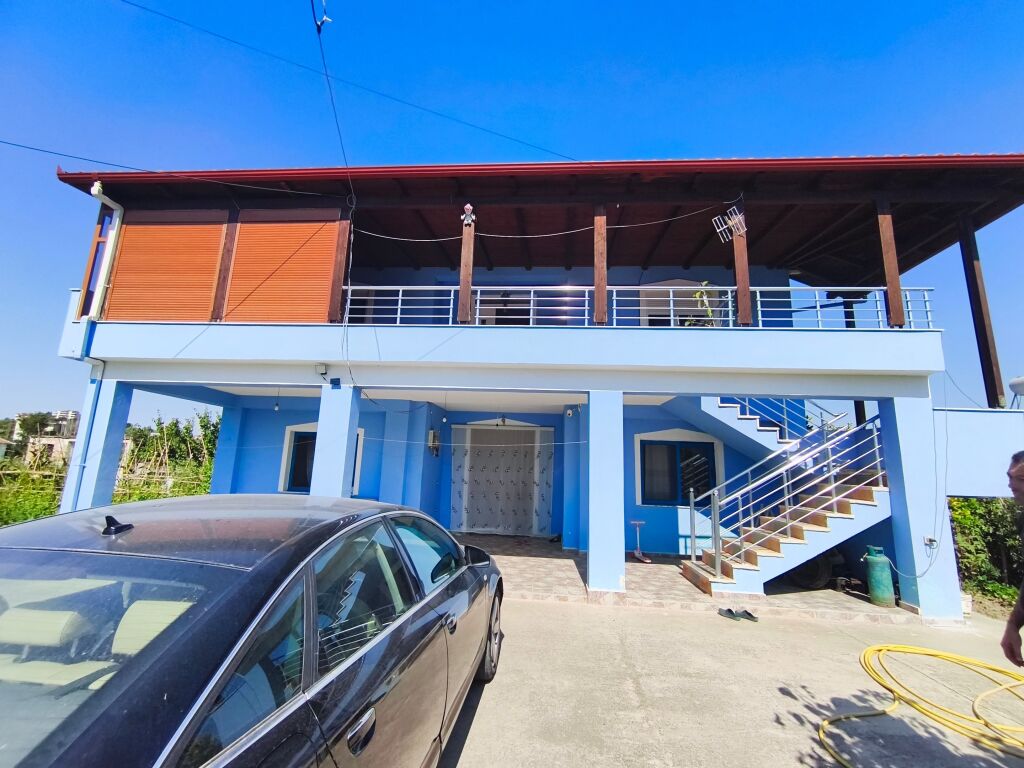 Casa Familiare con Due Piani e Terreno di 800 m² – Ottimo Potenziale di Investimento