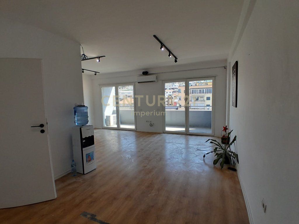 Apartment for Office Rent in the Municipality of Paris – 4 Work Environments!