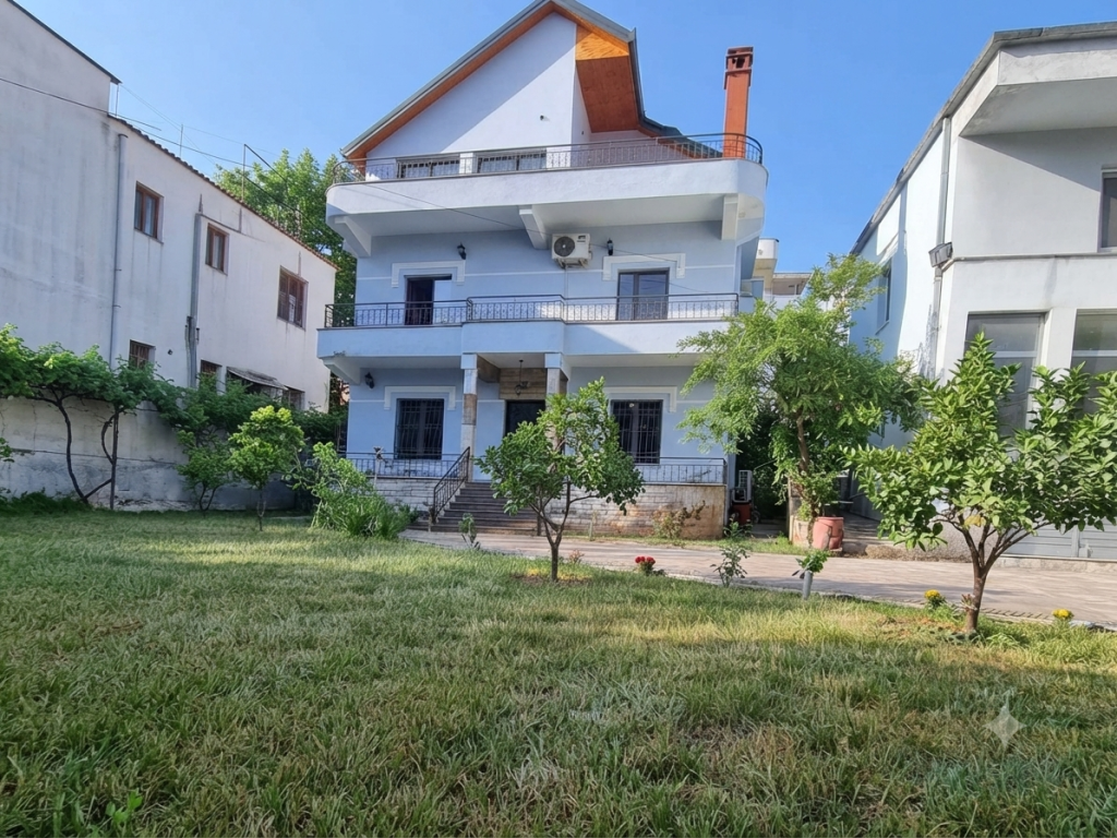 Qira, Vilë 3-katëshe, Komplesi Grand,Ish-Tregu Elektrik