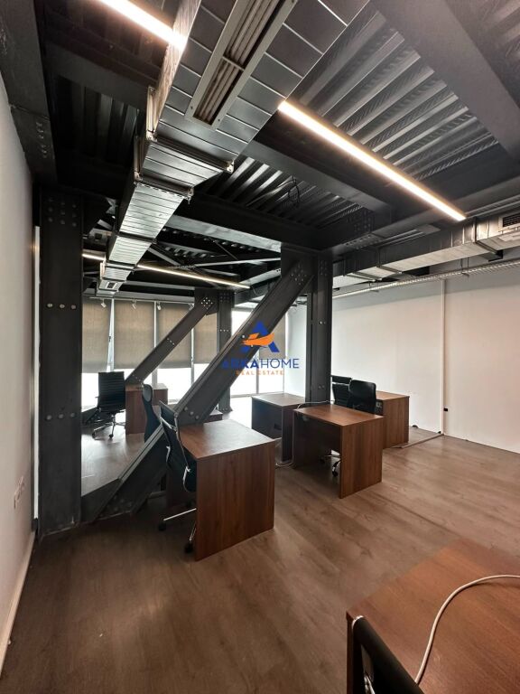 AFFITTASI SPAZIO UFFICIO 220M2 "KOMUNA E PARISIT" 300.000 LEKE