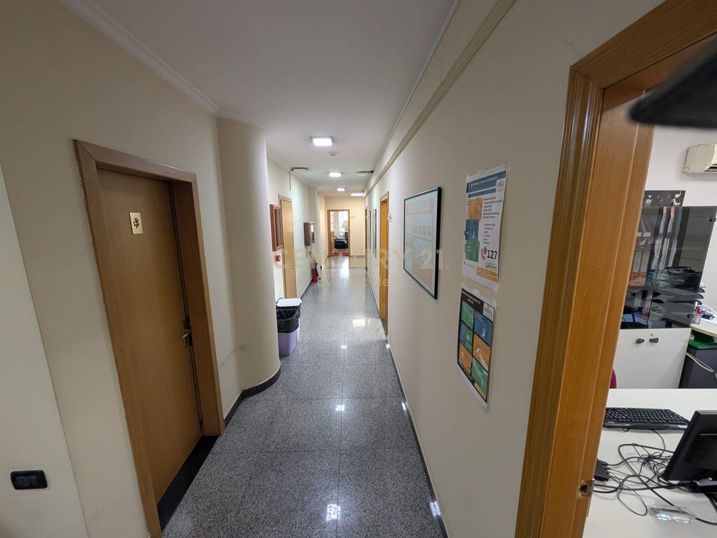 UFFICIO IN AFFITTO AL SKY TOWER – BLLOK! 4.300 € /Mese 400.000 Lek /Mese
