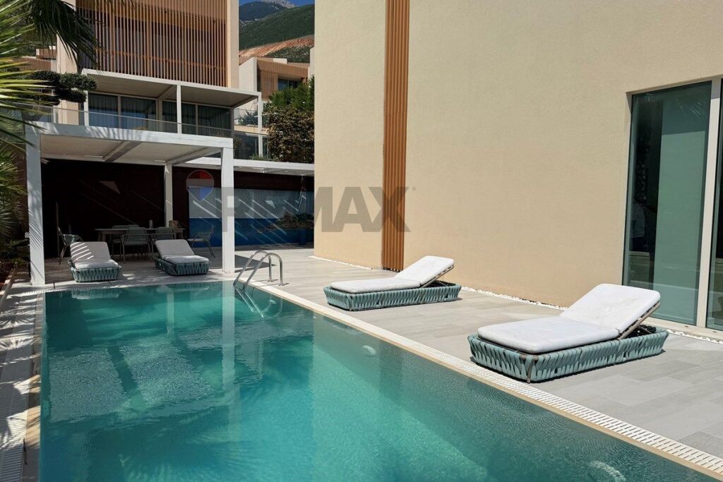 VILLA WITH POOL FOR SALE IN GREEN COAST 1!