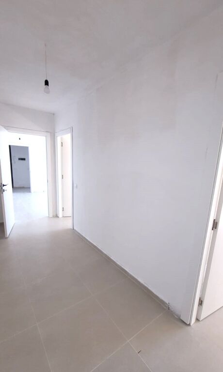 Shitet  apartament 3+1 Kavaje