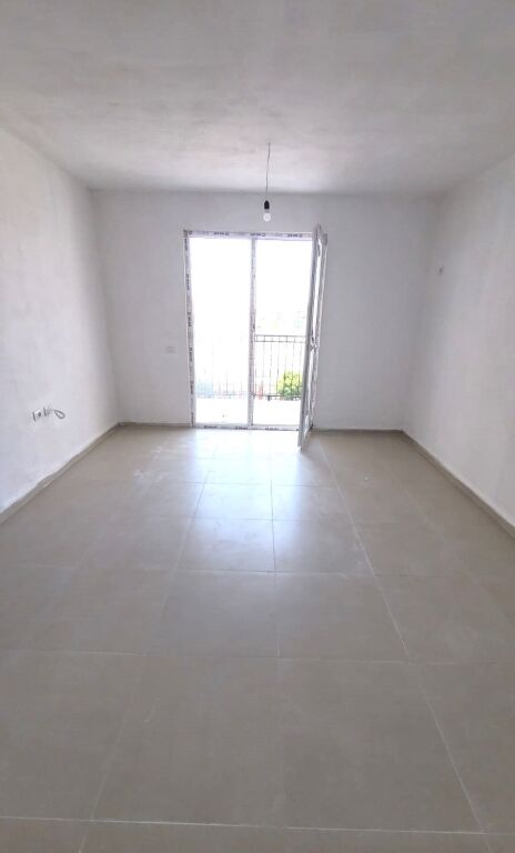 Shitet  apartament 3+1 Kavaje