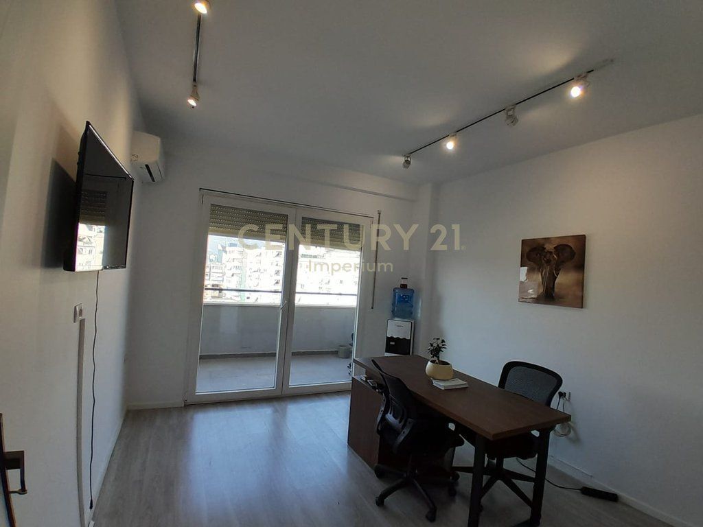 Apartment for Office Rent in the Municipality of Paris – 4 Work Environments!