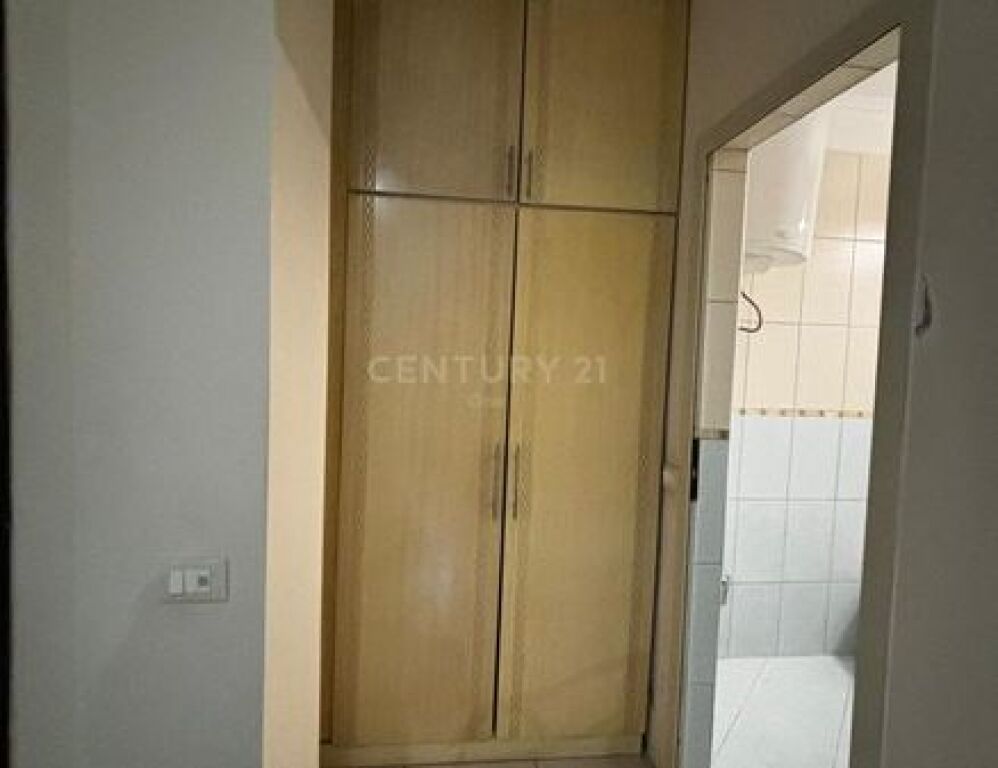Shitet apartament 2+1+2 në Misto Mame