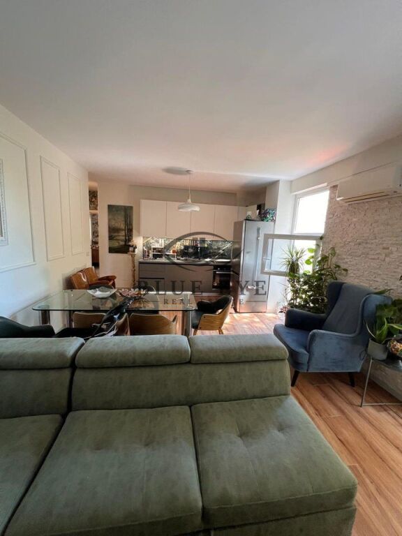 Ofrohet për Shitje Apartament 2+1+2 në Vilën e Zogut!