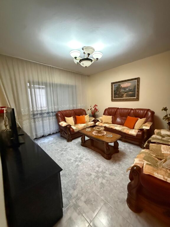 Qera | Apartament 2 + 1 | Farmacia 10 | 400 €/muaj