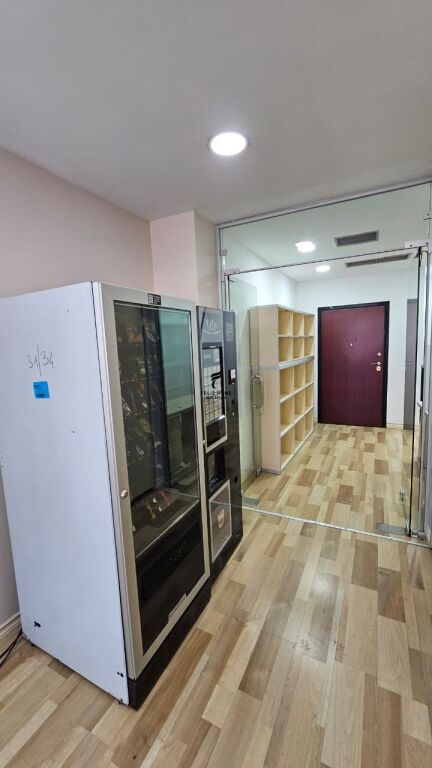 UFFICIO IN AFFITTO 260 M2 LAGO ARTIFICIALE 300.000 LEKE FH-86848
