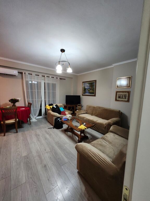 Jepet me qira apartament 2+1 – pranë Shkollës “Sami Frashëri”