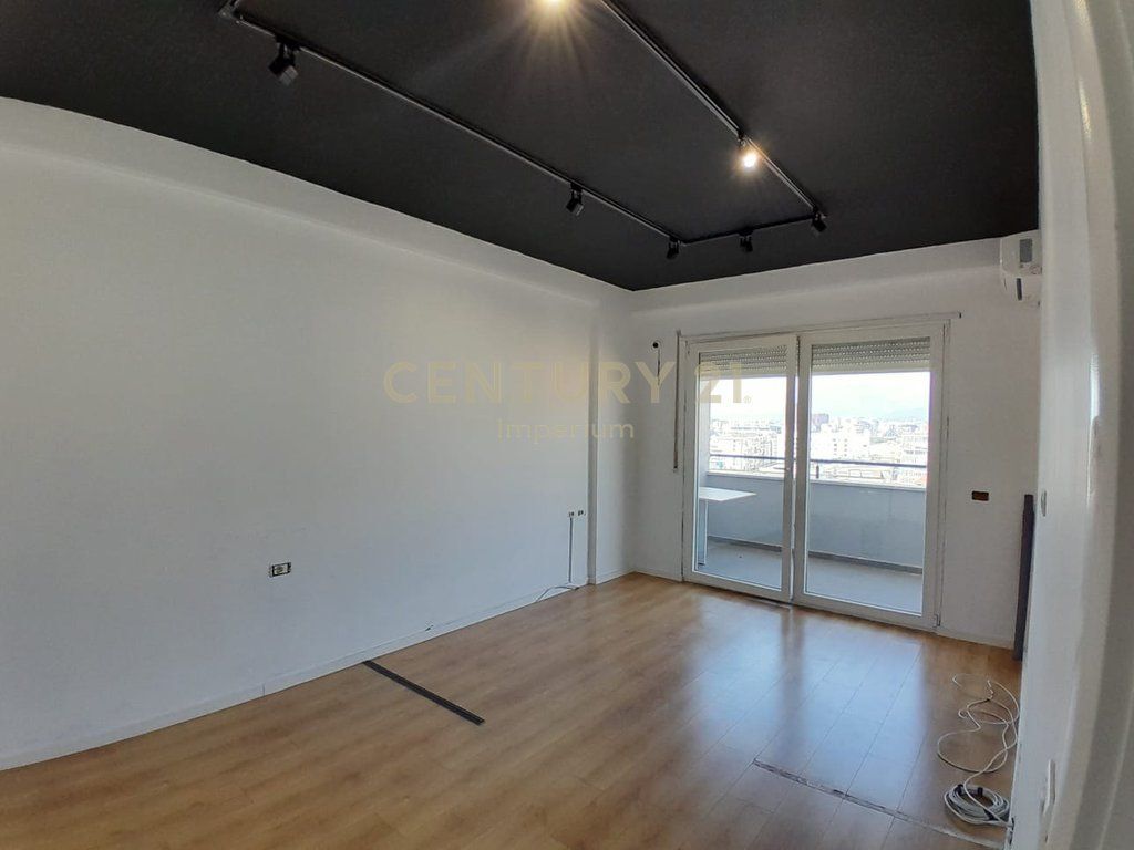 Apartment for Office Rent in the Municipality of Paris – 4 Work Environments!