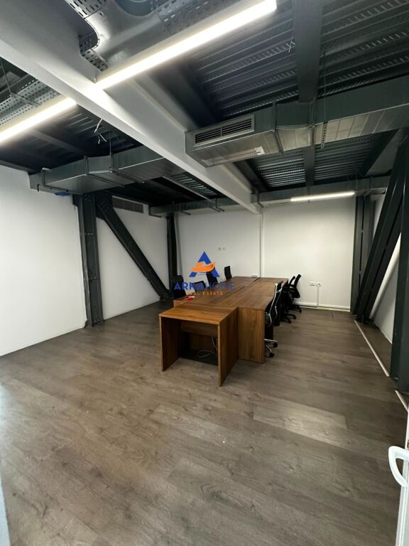 AFFITTASI SPAZIO UFFICIO 220M2 "KOMUNA E PARISIT" 300.000 LEKE