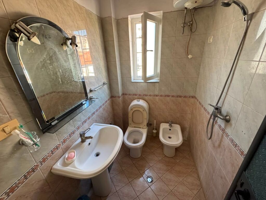🏡 Appartamento 2+1 in vendita  📍 Via Muhamet Gjollesha (vicino al Ponte Vasil Shanto)  📐 65 m² lordo / 56 m² netto 🏢 4° piano, edificio esistente (su strada principale) 🌇 2 balconi  💶 Prezzo: 158.000 €