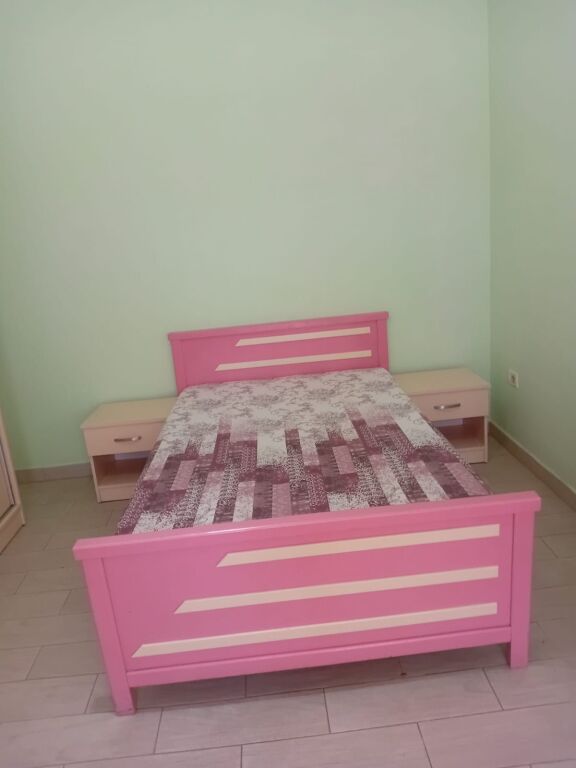 Jepet me Qera hyrje 1+1 te Kafja e Rremës