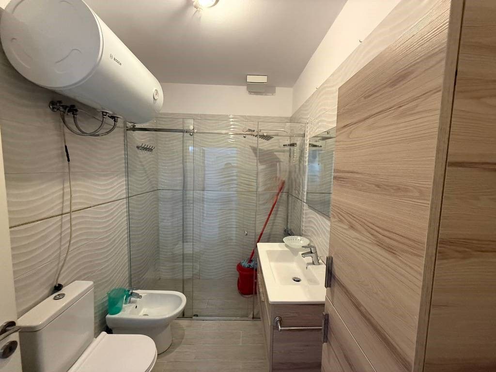APARTAMENT 2+1+2 NE SHITJE, RRUGA "ALI VISHA", PRANE "KOMPLEKSIT GRAND", PRANE TREGUT ELEKTRIK!