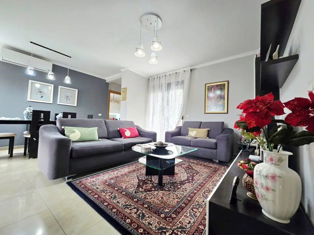 Shitet apartament 3+1+2 tualete te Rruga e Kosovareve , Liqeni Artificial .
