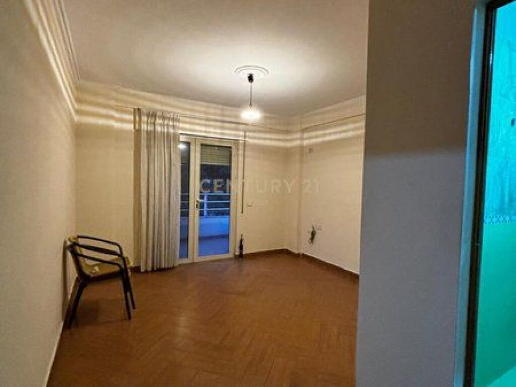 Shitet apartament 2+1+2 në Misto Mame