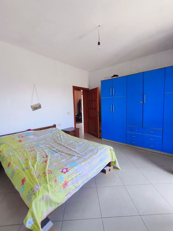 Casa Familiare con Due Piani e Terreno di 800 m² – Ottimo Potenziale di Investimento