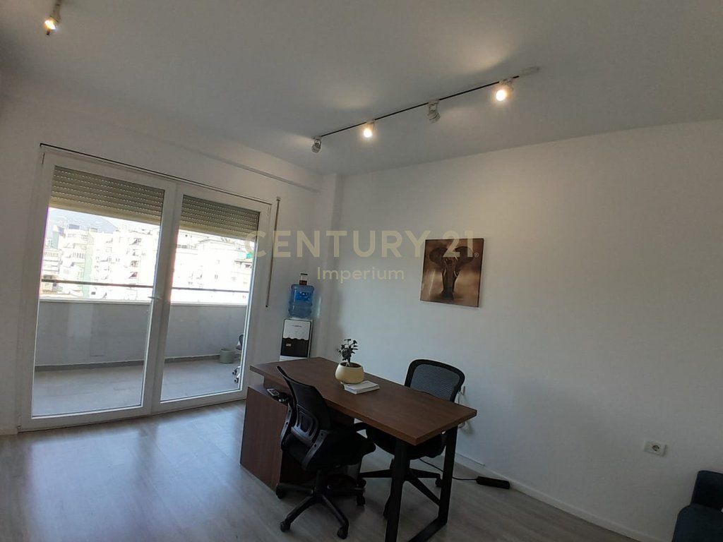 Apartment for Office Rent in the Municipality of Paris – 4 Work Environments!