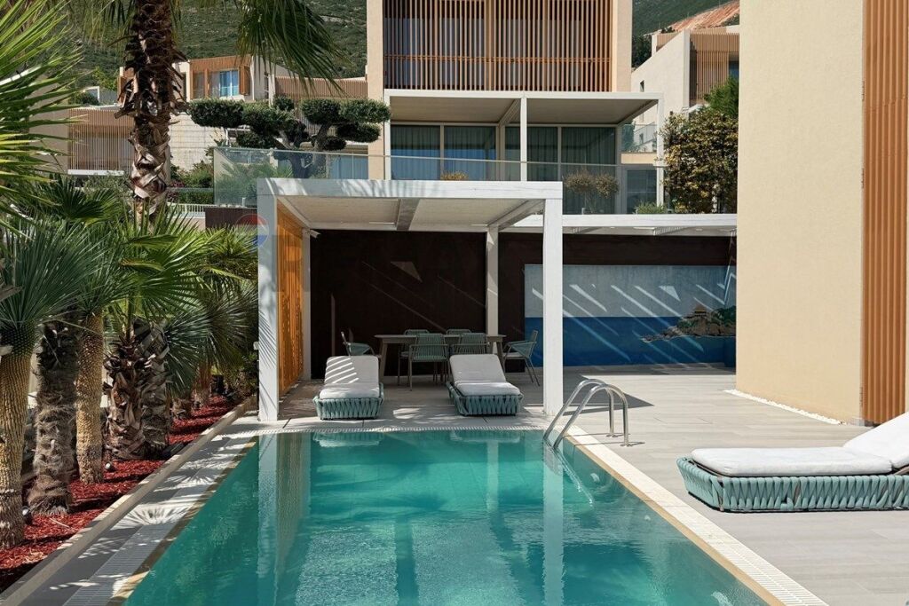 VILLA WITH POOL FOR SALE IN GREEN COAST 1!
