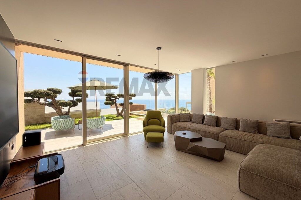 VILLA WITH POOL FOR SALE IN GREEN COAST 1!