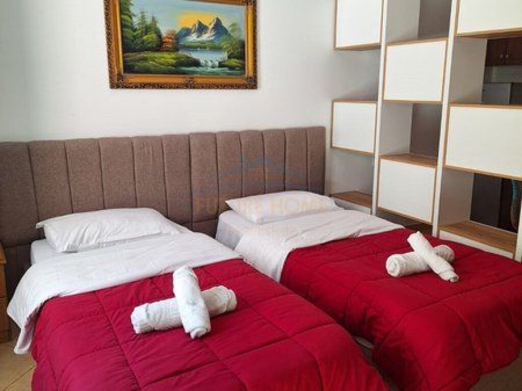 Shiten, Dy Garsoniere, Rruga e Durrësit, Tiranë.