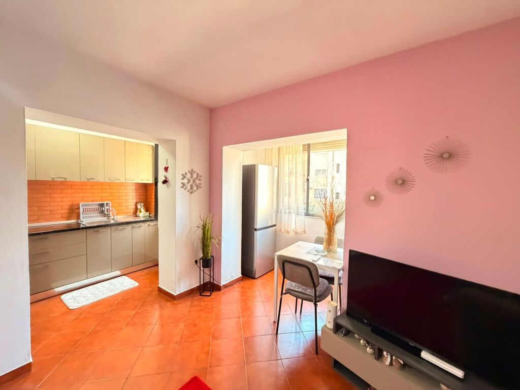 Shitet Apartament 1+1 – Rruga Fortuzi, Tiranë