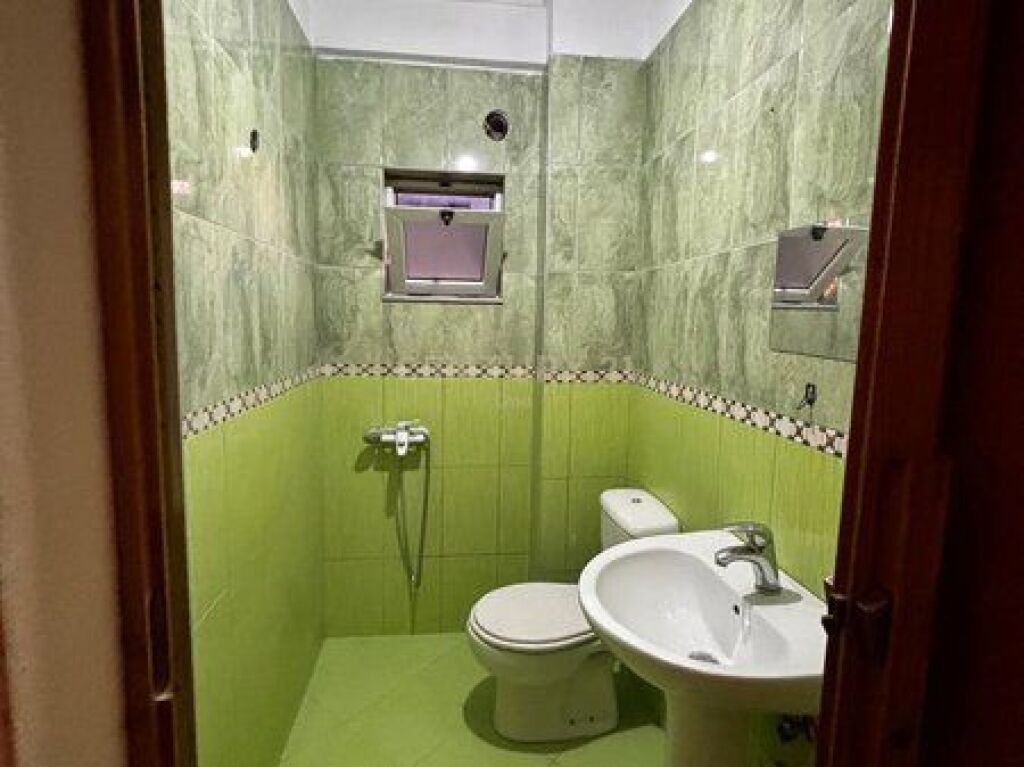 Shitet apartament 2+1+2 në Misto Mame